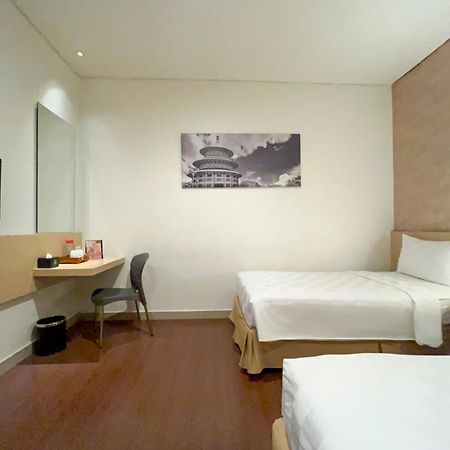 Hotel 88 Embong Malang Tunjungan Surabaya By Wh - Breakfast With The Best View On The Highest Floor And Strategic Location In The City Center Extérieur photo
