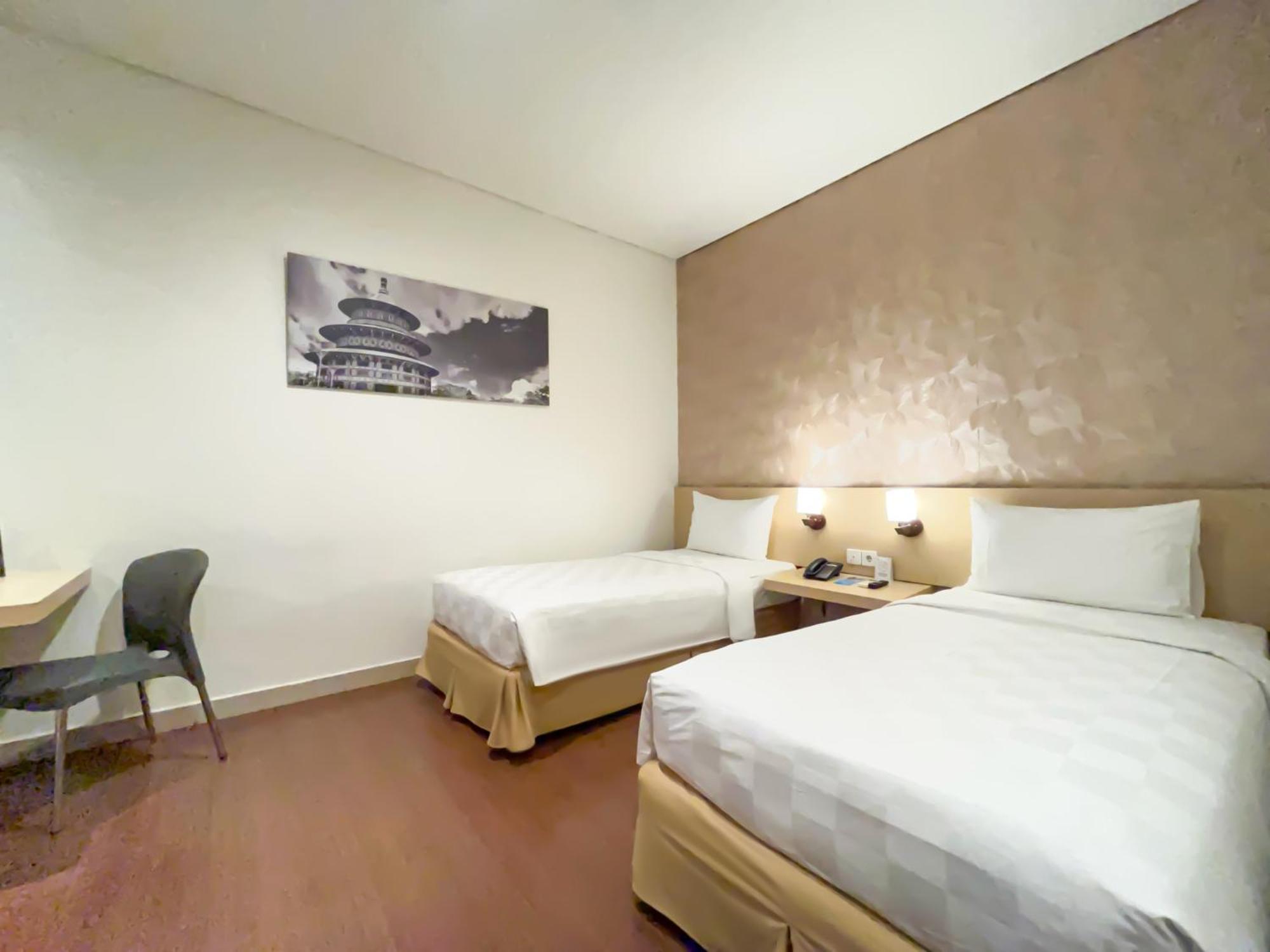 Hotel 88 Embong Malang Tunjungan Surabaya By Wh - Breakfast With The Best View On The Highest Floor And Strategic Location In The City Center Extérieur photo