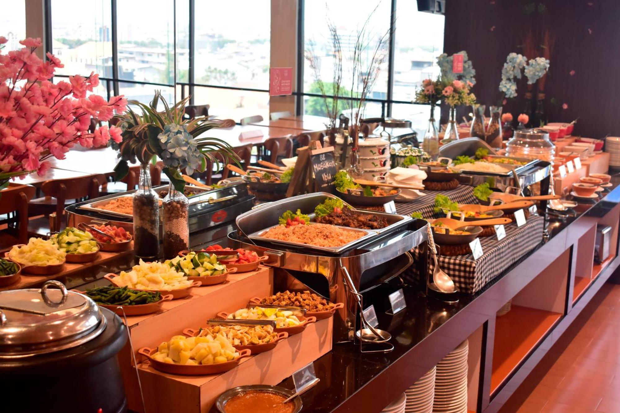 Hotel 88 Embong Malang Tunjungan Surabaya By Wh - Breakfast With The Best View On The Highest Floor And Strategic Location In The City Center Extérieur photo