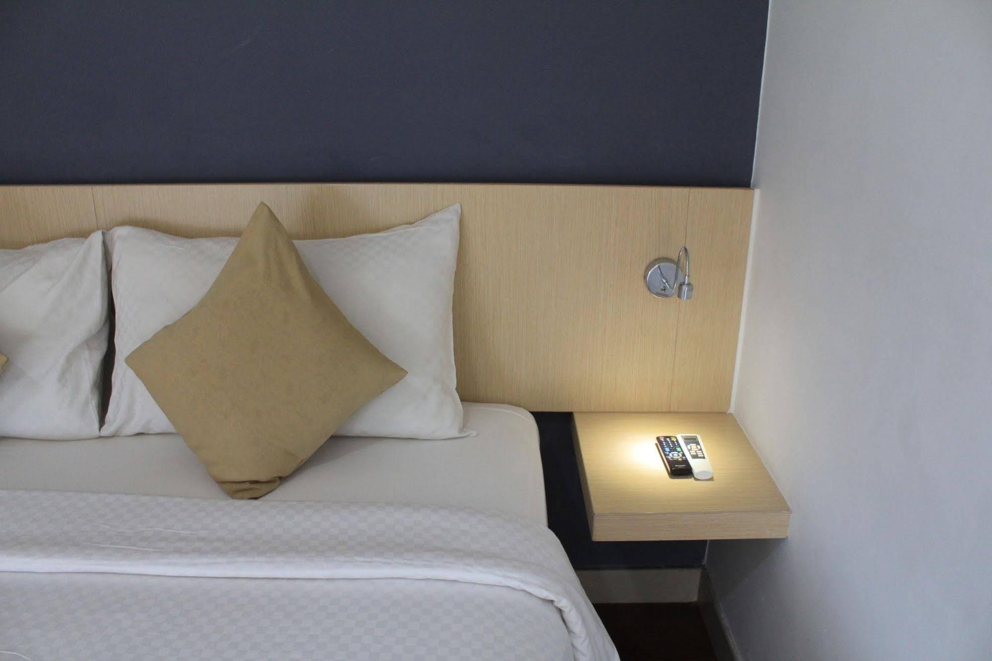 Hotel 88 Embong Malang Tunjungan Surabaya By Wh - Breakfast With The Best View On The Highest Floor And Strategic Location In The City Center Extérieur photo
